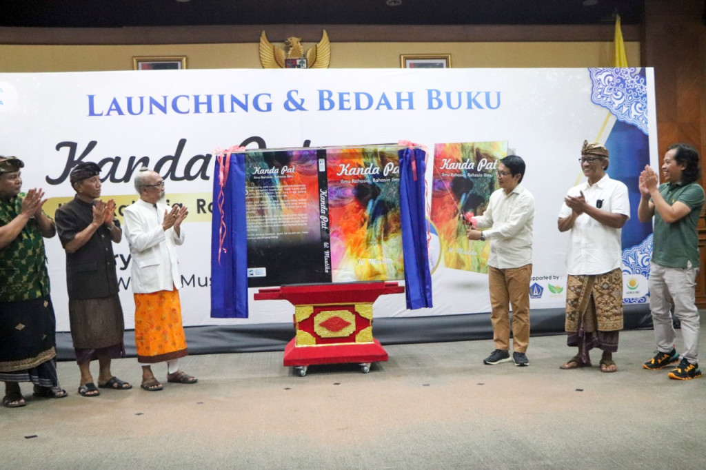 Sekda Badung Adi Arnawa Launching dan Bedah Buku Kanda Pat